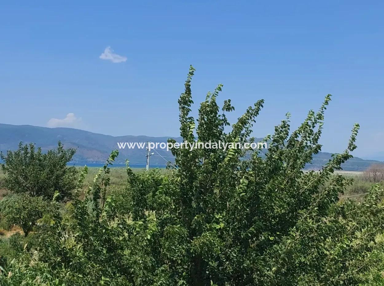 5 850 M2 Freistehendes Grundstück Mit Eigentumsurkunde Mit Seeblick Und Dorfhaus Zum Verkauf In Ortaca Eskiköy