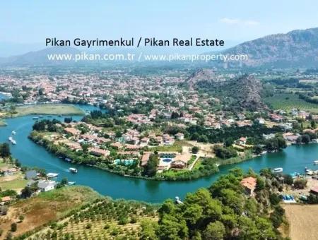 Dalyanda Kanala Yakın Satılık 596 M2 Arsa Ve Sıfır Villa